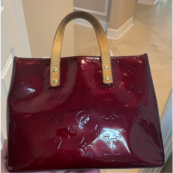 Gorgeous Louis Vuitton patent
vernis burgundy dyed small shopping bag pm. - Picture 9 of 10